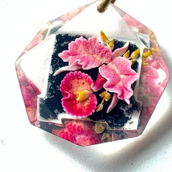 Vintage reverse carved dimensional lucite detailed orchid on black pendant - Picture 1 of 3